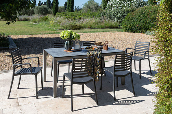 Un festival de chaises et de fauteuils de jardin !